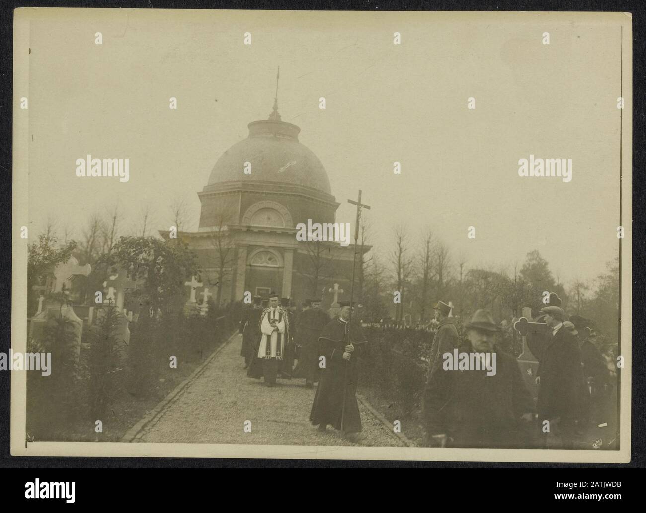 Beschreibung: Trauerzug auf einem Friedhof; vor einem römischen katholischen Priester. Datum: {1914-1918} Stichwörter: Beerdigungen, erster Weltkrieg, Geistliche, Friedhöfe Stockfoto