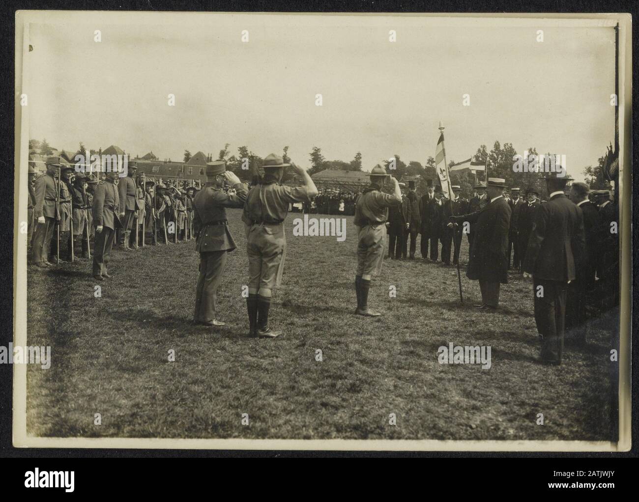 Beschreibung: Treffen der Pfadfinder mit Pfadfindern, Soldaten, Zivilisten und Prinz Henry, die ein Banner halten. Datum: {1914-1918} Schlüsselwörter: WWI, Pfadfinderinnen, Banner, Dynastien Personenname: Henry Stockfoto