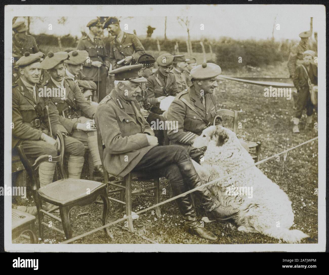 Beschreibung der British Western Front: Blackwatch hält während der Rast Sport. Divisionskommandeur mit Divisionskappe, Rip-Beschriftung: British Western Front. Das [schottische] Black Watch Regiment hält während einer Ruhephase Spiele ab. Der Divisionskommandeur mit der Spielweise der Division Rip Datum: {1914-1918} Schlüsselwörter: WWI, Fronten, Maskottchen, Regimenter, Breaks, Sport Stockfoto