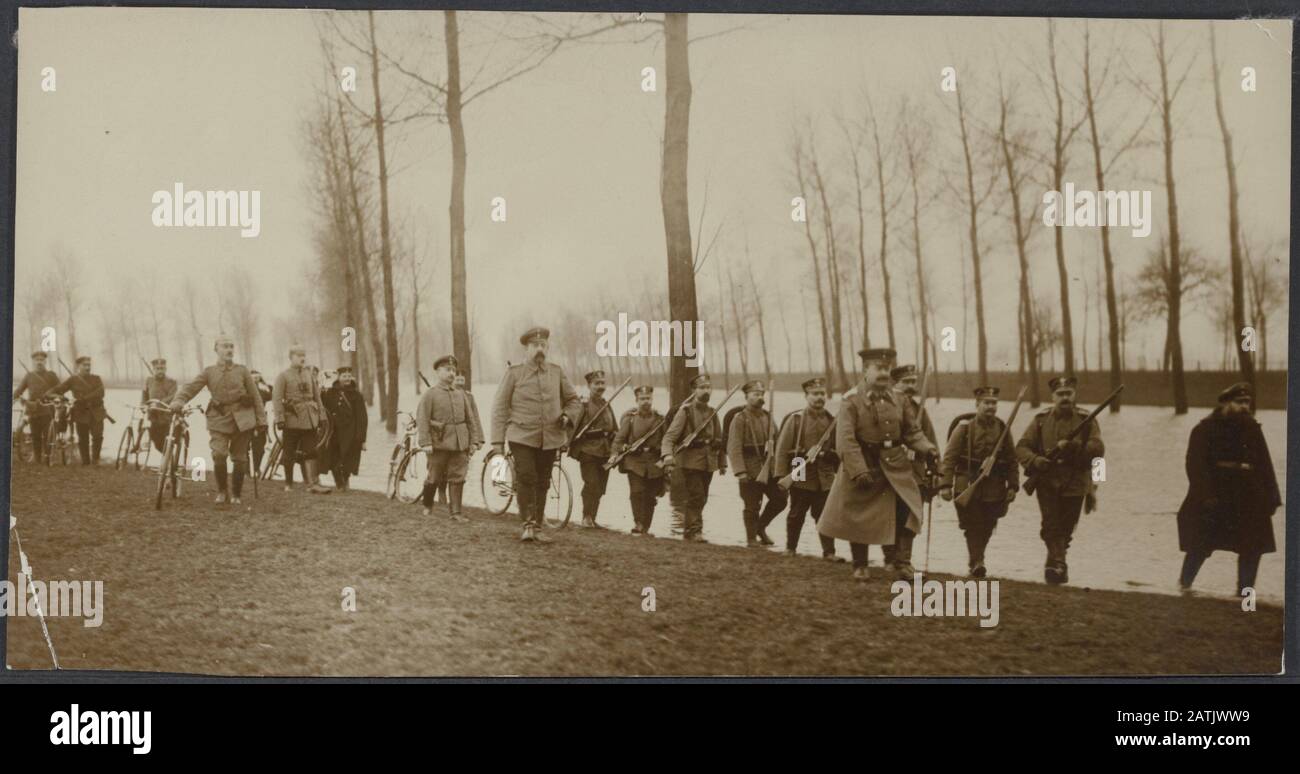 Beschreibung: Auf Erkundung. Patrouille der Aisne Anmerkung: Auf Patrouille in der Aisne Datum: {1914-1918} Ort: Aisne, Frankreich Schlüsselwörter: WWI, patrouillierende Soldaten Wasserstraßen Stockfoto