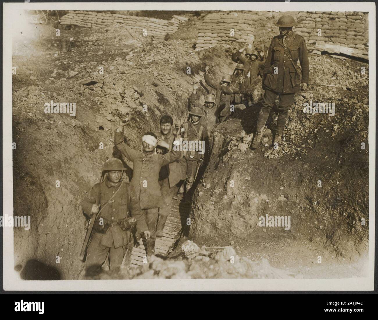 Die Front in Frankreich Beschreibung: Boche Gefangene kommen aus Thiepval Annotation: Die Front in Frankreich. Deutsche Kriegsgefangene kommen ab Thiepval Datum: {1914-1918} Ort: Frankreich, Thiepval Schlüsselwörter: Weltkrieg, Fronten, Kriegsgefangene, Schützengräben, Soldaten Stockfoto