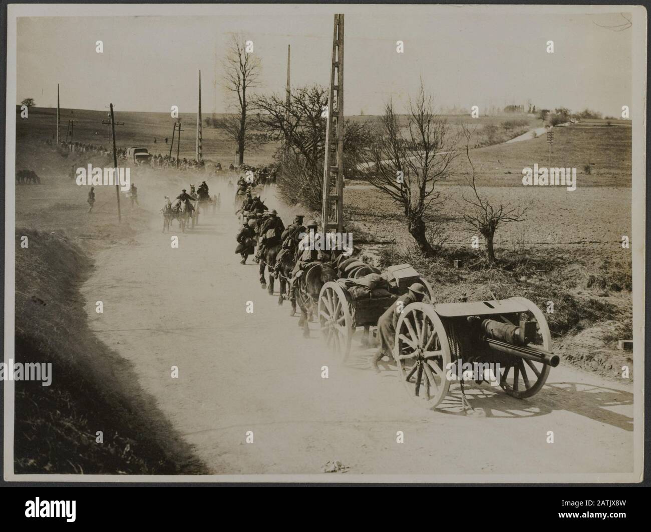Die britische Westfront in Frankreich - die deutsche Offensivbeschreibung: Britische Feldgewehre in Aufrichtung Anmerkung: Britische Westfront in Frankreich. Die deutsche Offensive. Feldartillerie rückt vor Datum: {1914-1918} Ort: Frankreich Schlagwörter: Artillerie, Kriegsfronten, Soldaten Stockfoto
