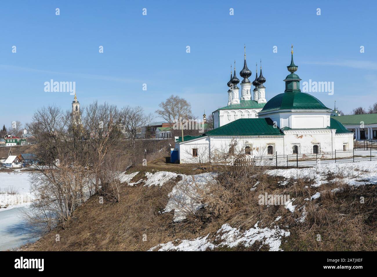Russisch-orthodoxe Tempel. Frühlingslandschaft mit Kirche in der russischen Provinzstadt Suzdal. Stockfoto