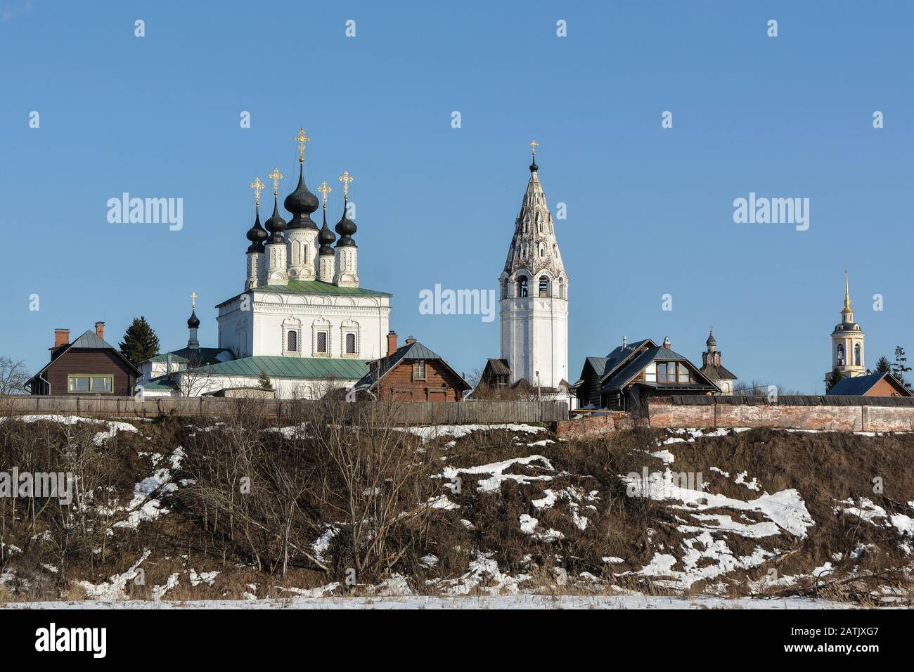 Russisch-orthodoxe Tempel. Frühlingslandschaft mit Kirche in der russischen Provinzstadt Suzdal. Stockfoto