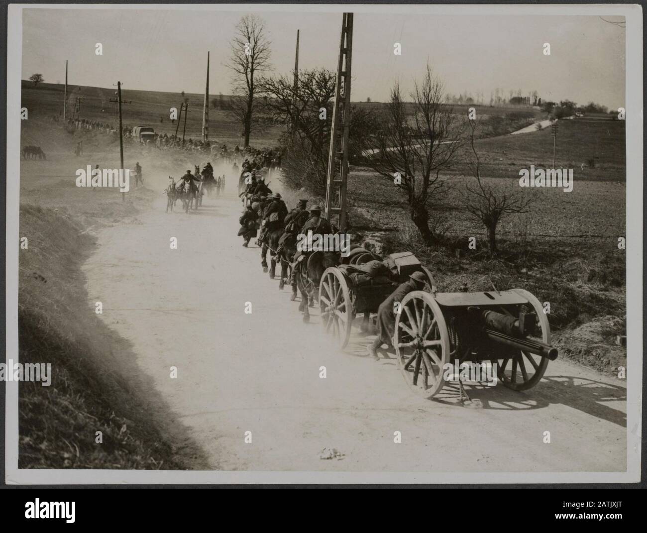 Die Westfront in Frankreich - die deutsche Offensivbeschreibung: Britische Feldgewehre in Aufrichtung Anmerkung: Die Front in Frankreich. Die deutsche Offensive. Britische Waffen verlegt Datum: {1914-1918} Ort: Frankreich Schlagwörter: WWI, Fronten, Waffen, Soldaten Stockfoto