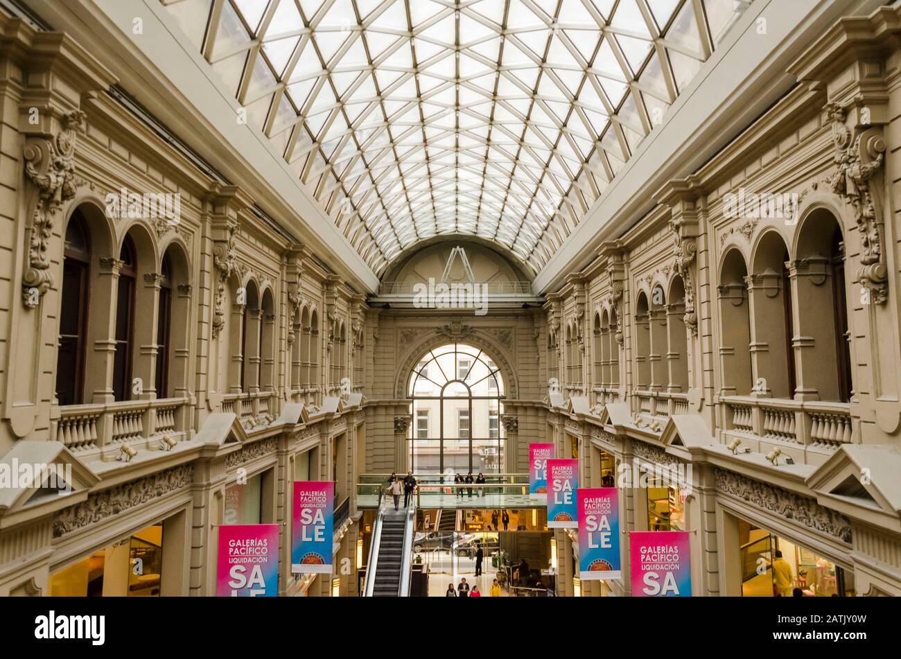 Bundeshauptstadt, Buenos Aires/Argentinien; 11. August 2015: Hintergesir von Galerias Pazifico, einem schönen Gebäude, das als exklusives Shoppen dient Stockfoto