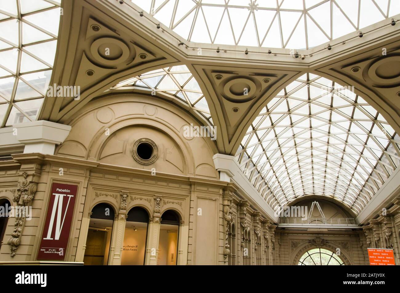 Bundeshauptstadt, Buenos Aires/Argentinien; 11. August 2015: Verglastes Dach der Pacific Galleries im Bereich des Borges Cultural Centre Stockfoto