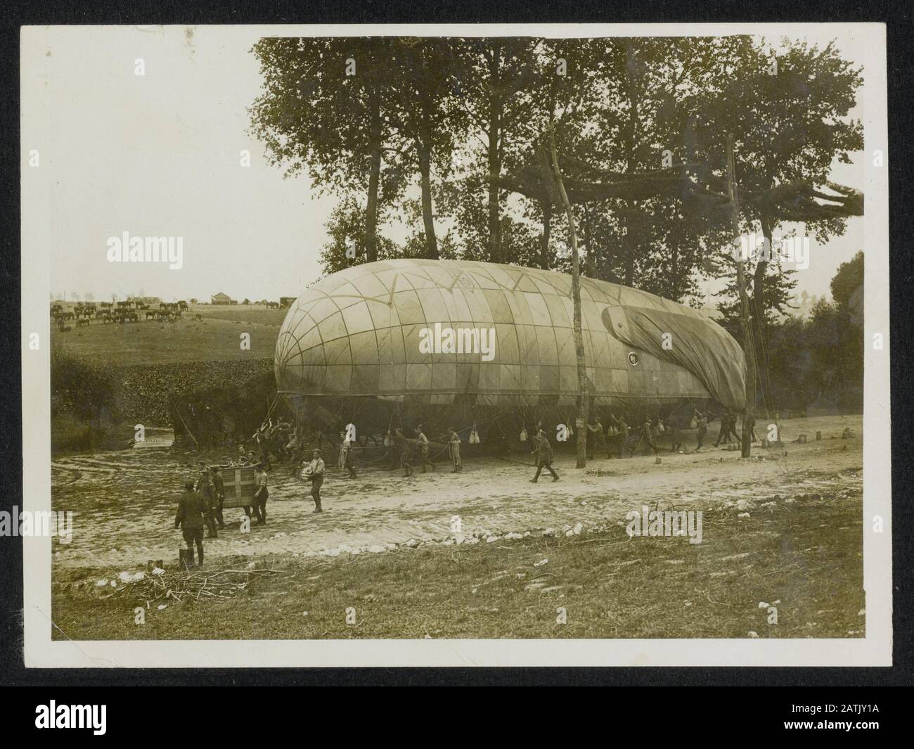 Beschreibung: Offizielle Kanadische Fotografien an der Vorderseite. Ein Kite-Ballon für eine Aufstiegsseelation: Offizielle kanadische Fotos im Vorderteil. Soldaten verbringen einen Beobachtungsballon für den Start Datum: {1914-1918} Schlüsselwörter: WWI, Fronten, Luftballons, Militär Stockfoto