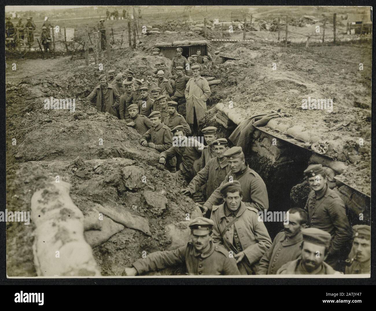 Die Front in Frankreich Beschreibung: Gefangengenommene deutsche Gefangene in einem Graben, der darauf wartet, zu einem Käfig marschiert zu werden. Anmerkung: Die Front in Frankreich. Deutsche Kriegsgefangene, die in einem Graben auf die Entlassung eines Wohnsitzes warten. Datum: {1914-1918} Ort: Frankreich Schlagwörter: Weltkrieg, Fronten, Kriegsgefangene, Schützengräben Stockfoto