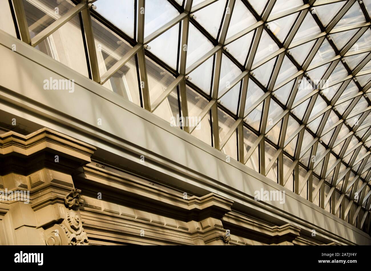 Bundeshauptstadt, Buenos Aires/Argentinien; 11. August 2015: Detail der gewölbten Glasdecke in Galerias Pazifico, einem schönen Gebäude, das funktioniert Stockfoto