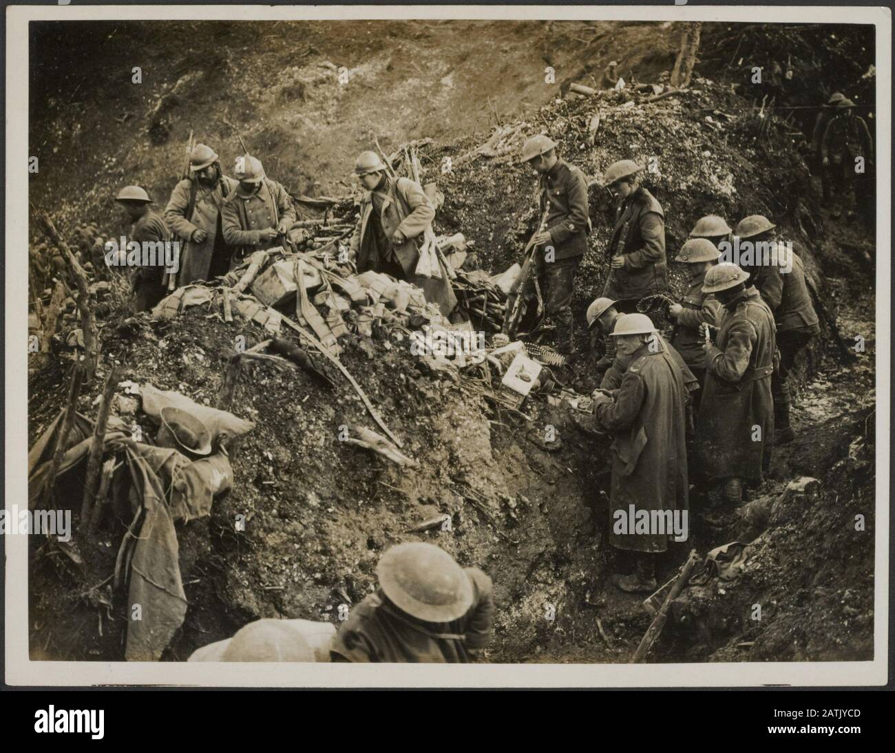 Der britische Vormarsch in der Westbeschreibung: Säuberung deutscher Schützengräben in St. Pierre Divion Annotation: Der britische Vormarsch an der Westfront. Soldaten, die einen deutschen Graben räumen Datum: {1914-1918} Ort: Frankreich, Saint-Pierre Divion Schlüsselwörter: WWI, Fronten, Schützengräben, Soldaten Stockfoto