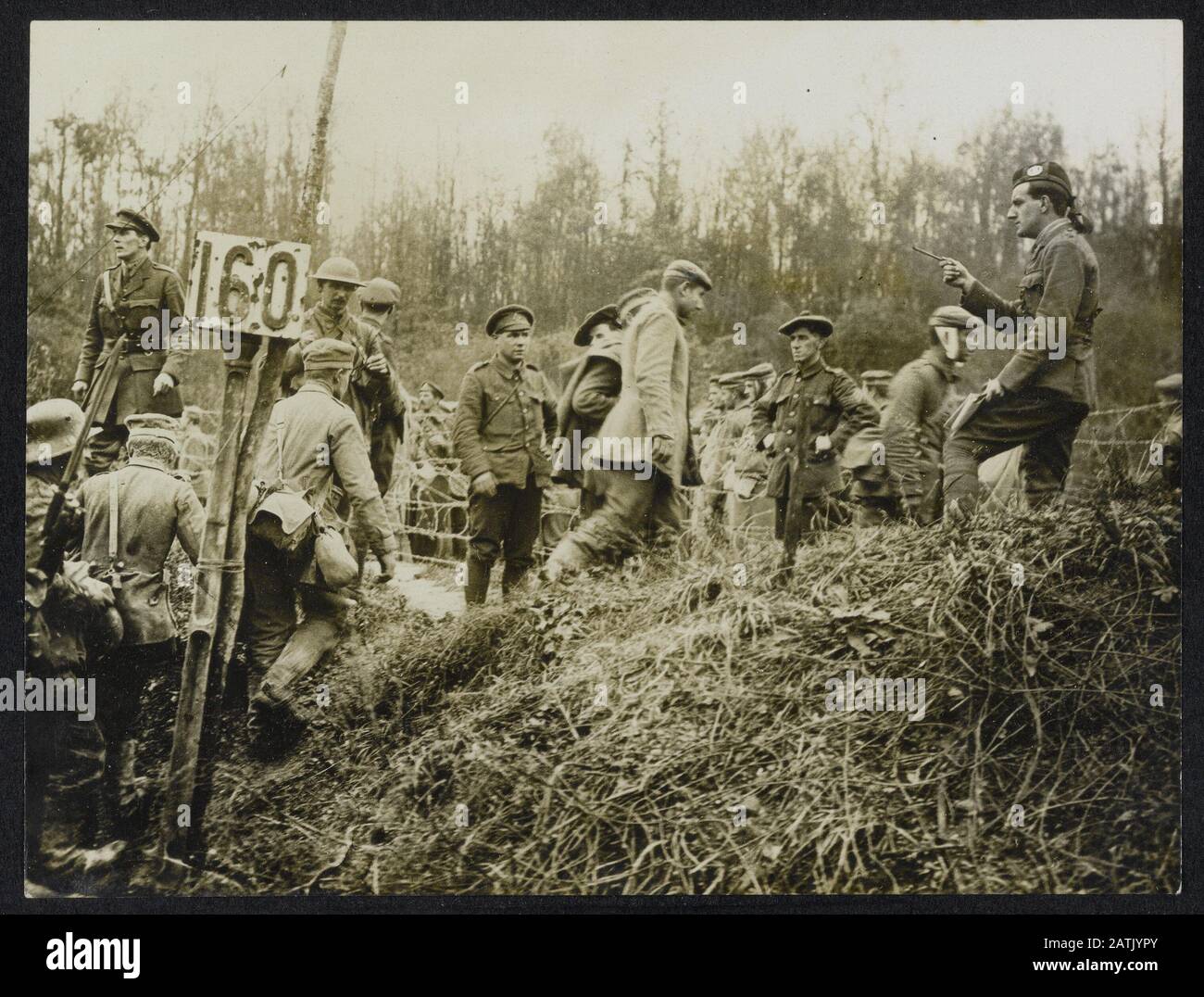 Die Front in Frankreich Beschreibung: Zählen der Gefangenen, wie sie aus Beaumont-Hamel-Anmerkung kommen: Die Front in Frankreich. Britische Soldaten zählen die deutsche Kriegsgefangenen, wenn sie in Beaumont Hamel eindringen Datum: {1914-1918} Ort: Beaumont-Hamel, Frankreich Schlüsselwörter: WWI, Fronten, Kriegsgefangene, Soldaten Stockfoto