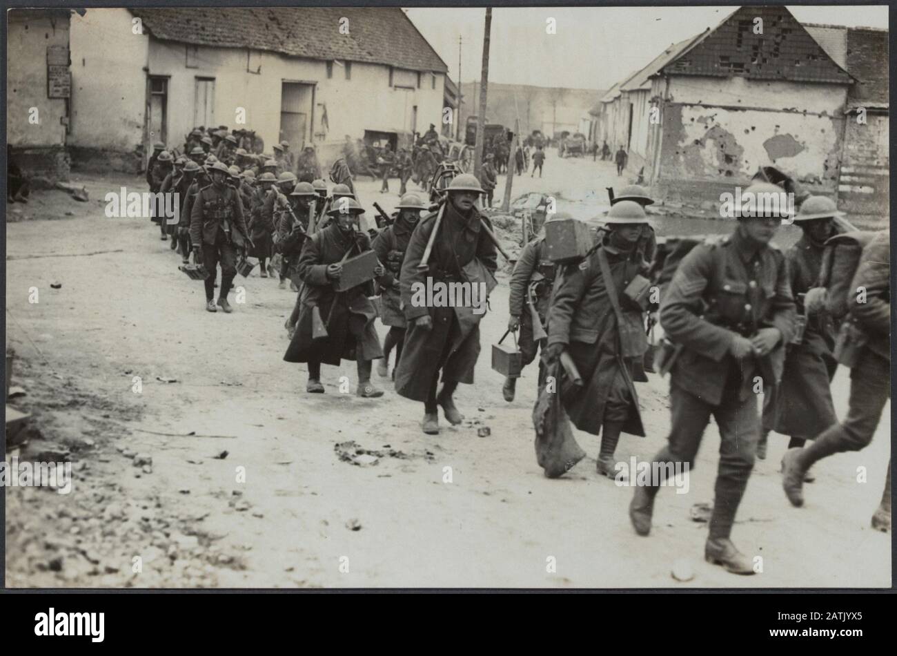Offizielle Aufnahme der britischen Westfront in Frankreich - Arbeit der Royal Air Force während der deutschen Offensive Beschreibung: Britische Truppen, die durch ein Dorf vorrücken Anmerkung: British Western Front in Fance. Deutsche Offensive. Britische Truppen an einem Dorf zurückziehen Datum: {1914-1918} Ort: Frankreich Schlagwörter: Dörfer, Erster Weltkrieg, Fronten, Soldaten, Opparsen Stockfoto