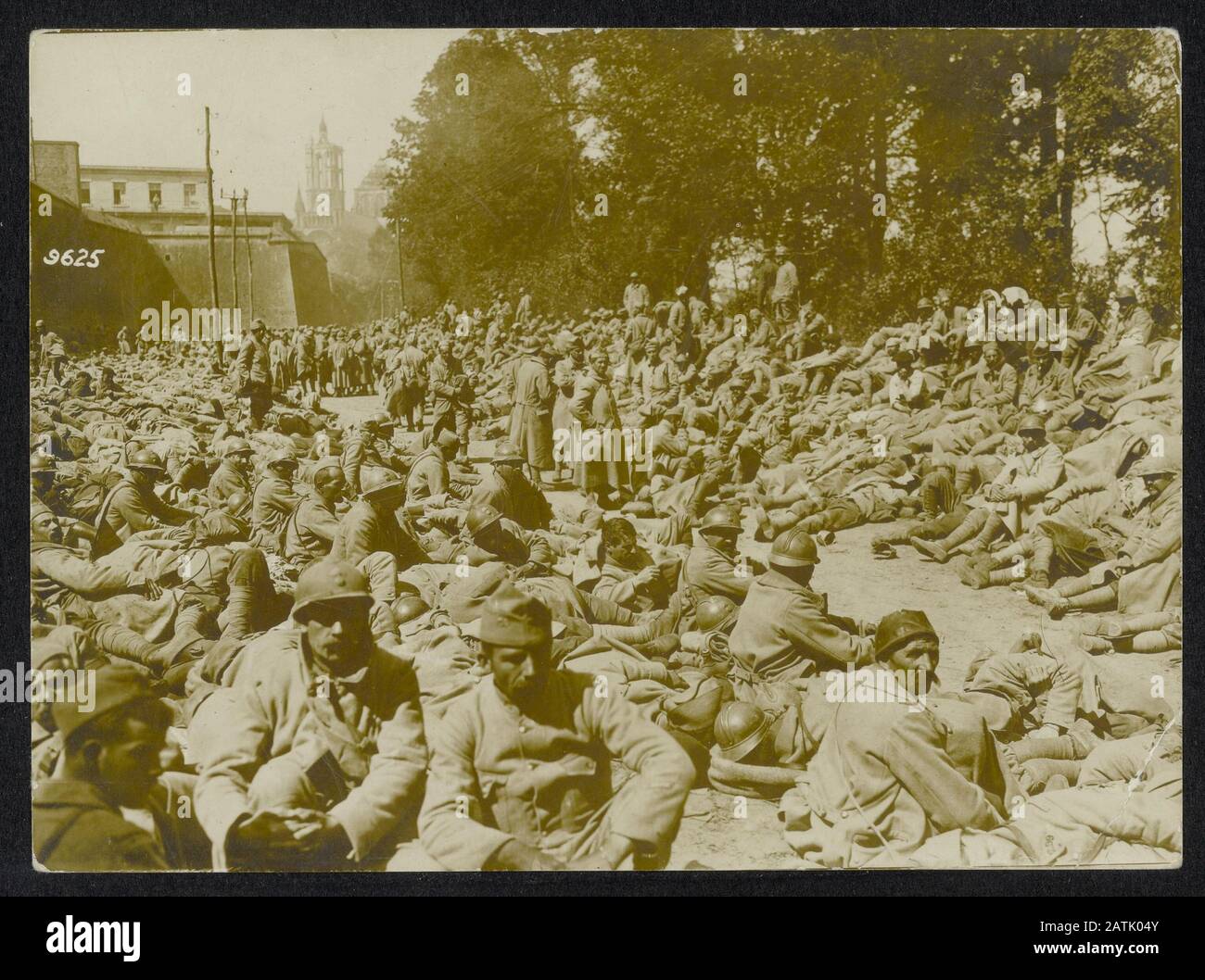 Beschreibung: The Schlacht and zwiscal Aisne Marne. Massentransporte Gefangenen von in der Zitadelle Laon. Vom 25. Mai bis 4. Juni [1918], den Foch'schen Reserven allein an Gefangenen um 55.000 Mann die Annotation reduziert: Ein Teil der 55.000 französischen Kriegsgefangenen an die Armee von Ferdinand Foch wurde nach der Schlacht zwischen der Aisne und der Marne im Mai/Juni 1918 in Laon reduziert. Massentransport von Gefangenen in der Zitadelle von Laon. Datum: 1918 Ort: Aisne, Frankreich, Laon, Marne-Schlüsselwörter: Erster Weltkrieg, Fronten, Kriegsgefangene, Städte Personenname: Foch, Ferdinand Stockfoto