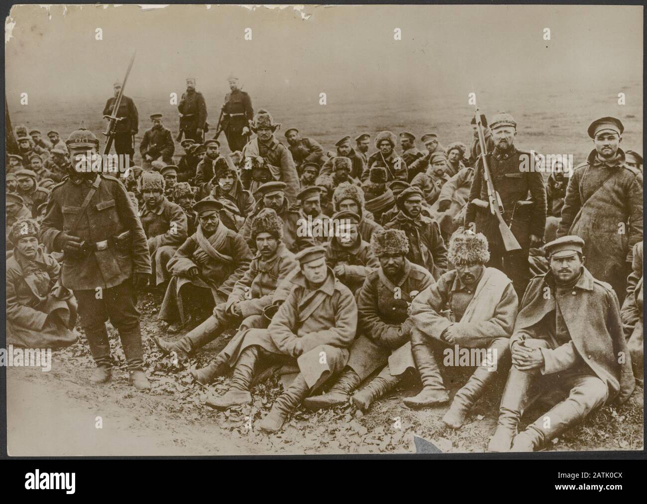 Beschreibung: Deutsche Soldaten, die eine Gruppe von Kriegsgefangenen bewachen. Datum: {1914-1918} Schlüsselwörter: WWI, kriigsevangener Soldaten Stockfoto