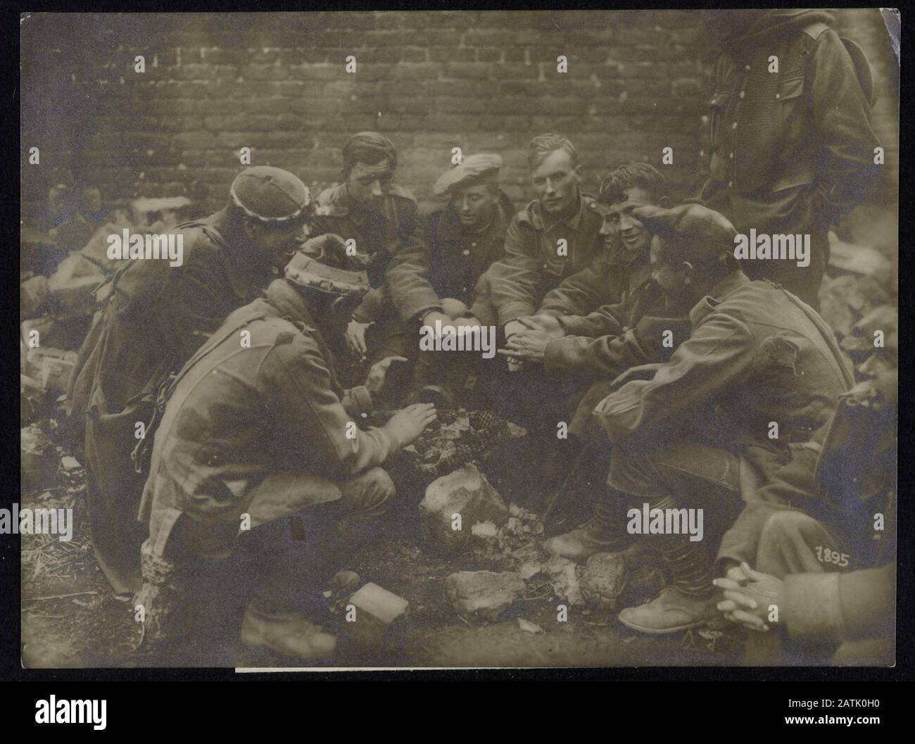 Eine Gruppe von im Kampf um Bapaume gefangenen Soldaten, die sich bei einem Brand erwärmten Datum: {1914-1918} Ort: Bapaume, Frankreich Schlüsselwörter: WWI-Fronten, Kriegsgefangene, Brände Stockfoto