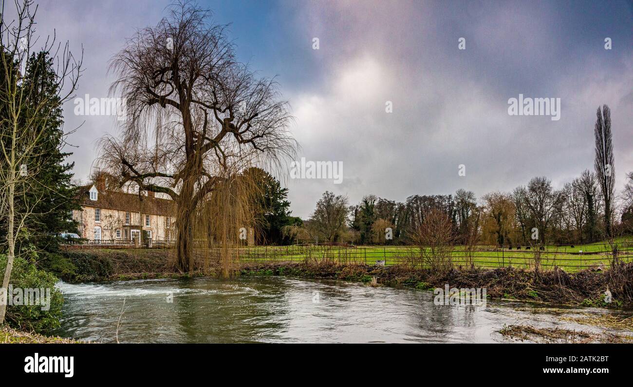 Water Mill Der Kreidestrom des River Wey, der durch die Wasserwiesen von Issington und Bentley Hampshire fließt Stockfoto