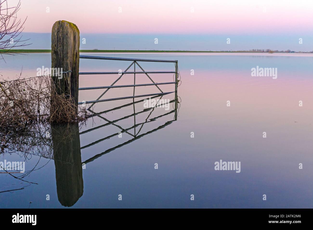 Ein überflutetes Tor nach Sonnenuntergang, Wäscht Ouse in Sutton Gault, Cambridgeshire, England Stockfoto