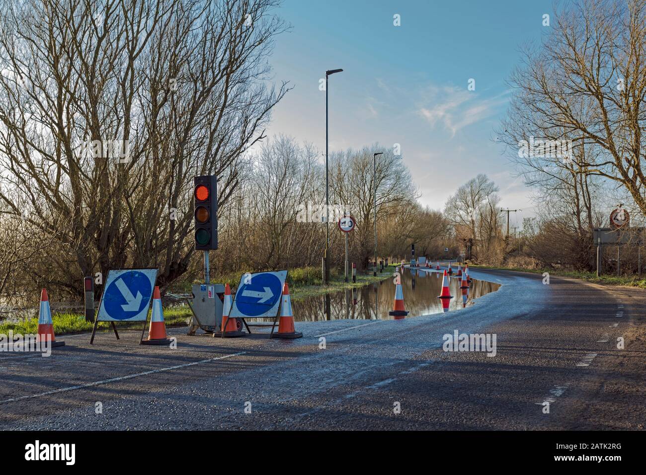 Überflutete Straßen- und Ampelkreuzung auf DER A1123 in Earith, Cambridgeshire, England Stockfoto