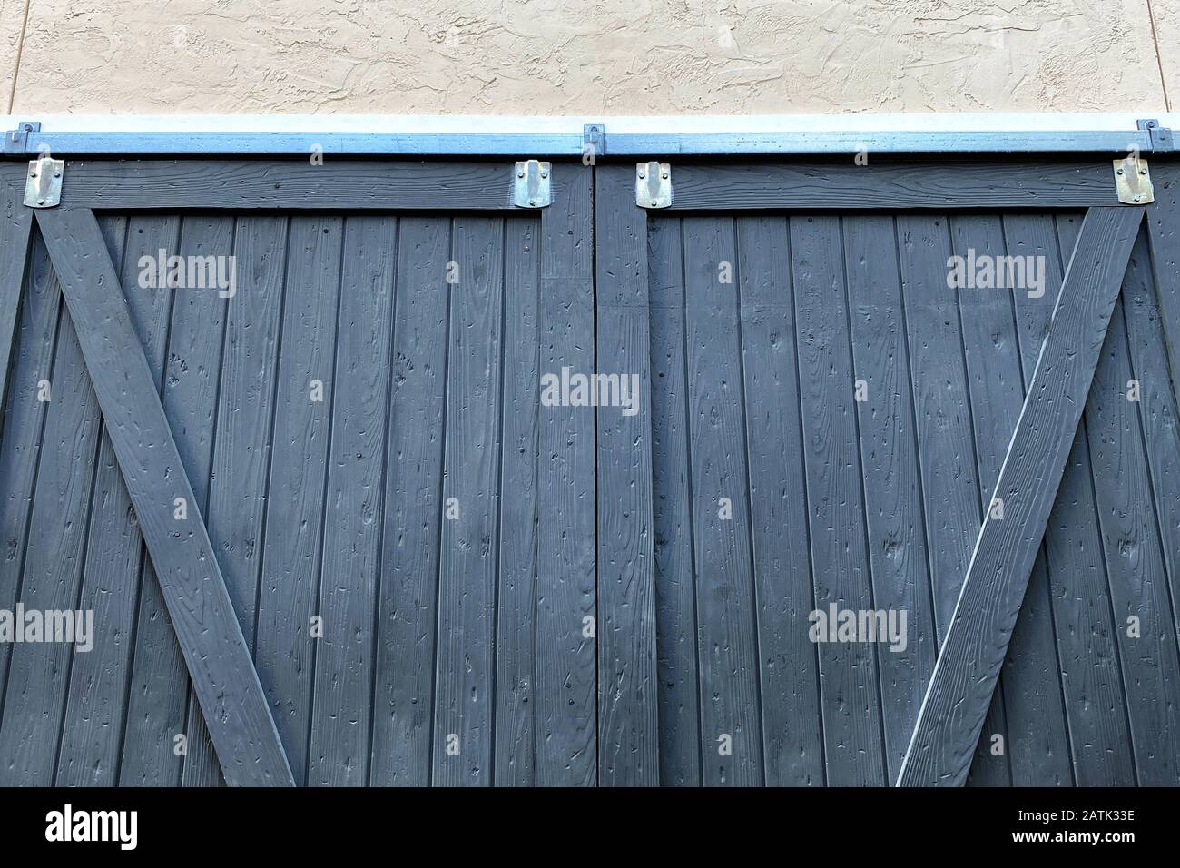 Ein Paar blaue Schiebetüren in der Bauernscheune Stockfoto