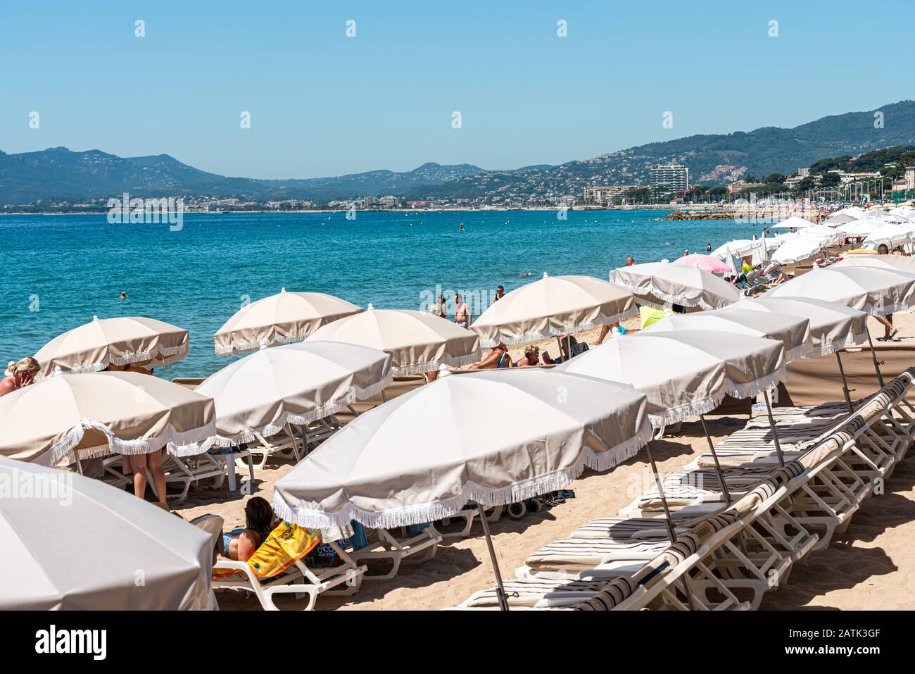 Cannes, FRANKREICH - 01. JUNI 2019: Menschen Am Stadtstrand von Cannes Am Mittelmeer Stockfoto