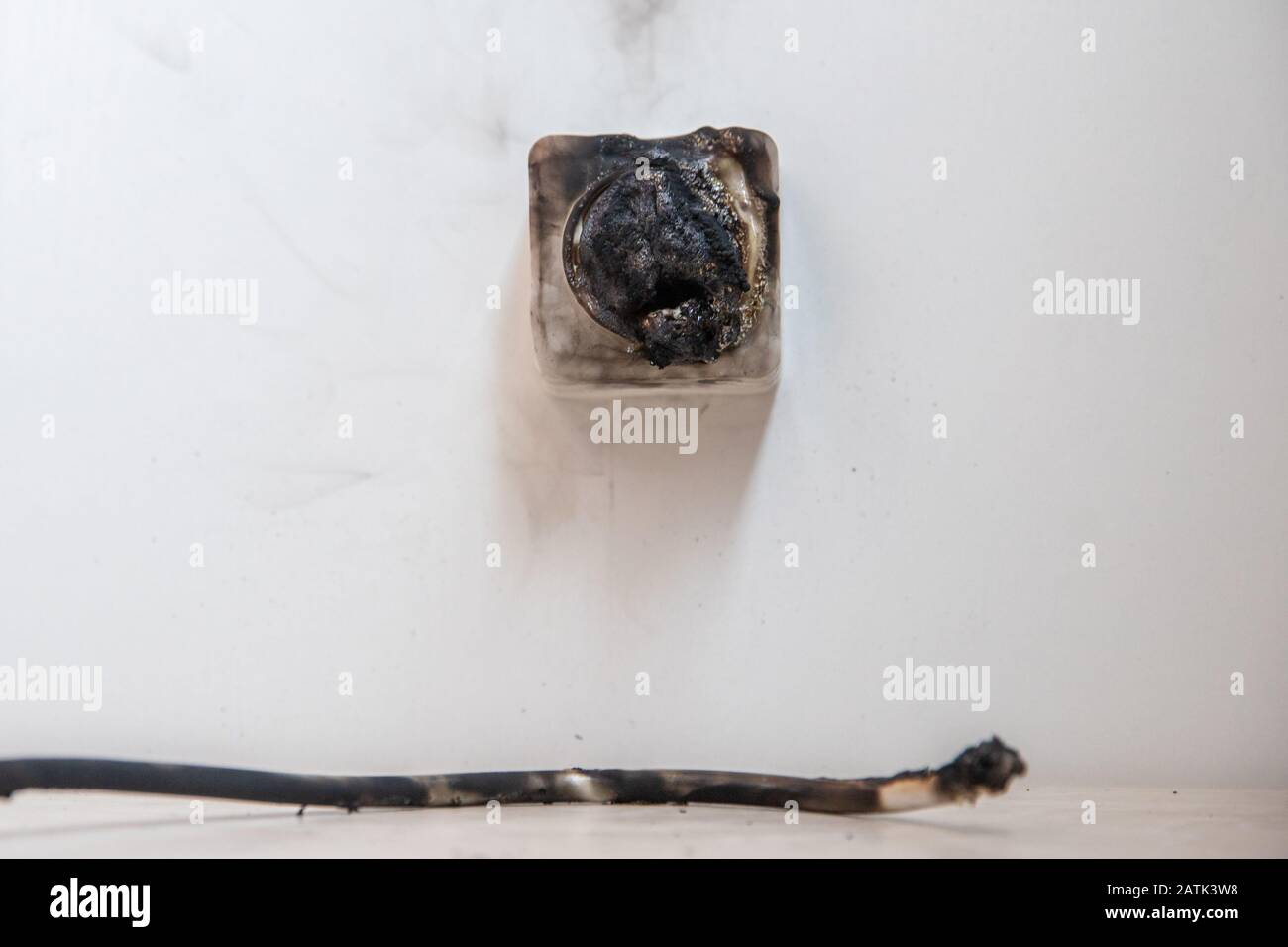 Elektrische Kurzschlusseffekte. Fehler durch brennendes Kabel und Rosettenstecker im Haus Stockfoto
