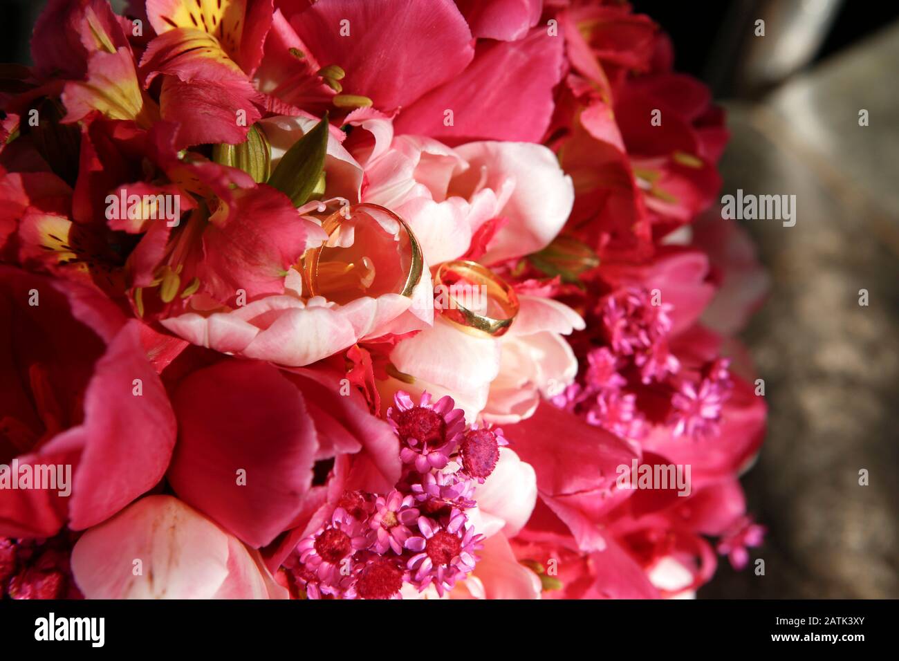 Hochzeit läutet in Blumenstrauß bunter Blumen für die Frau Stockfoto