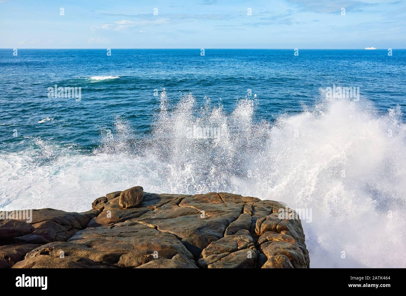 Wellen, die gegen das felsige Ufer, Sri Lanka, krachen. Stockfoto