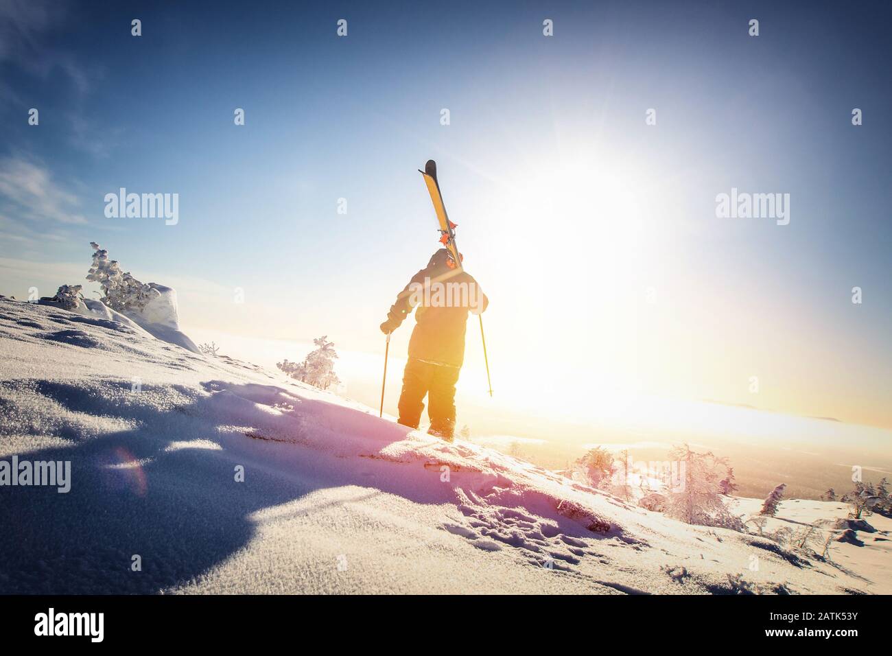 Extremsport-Skiing-Konzept. Freeride Winter im frischen Pulverschnee Stockfoto