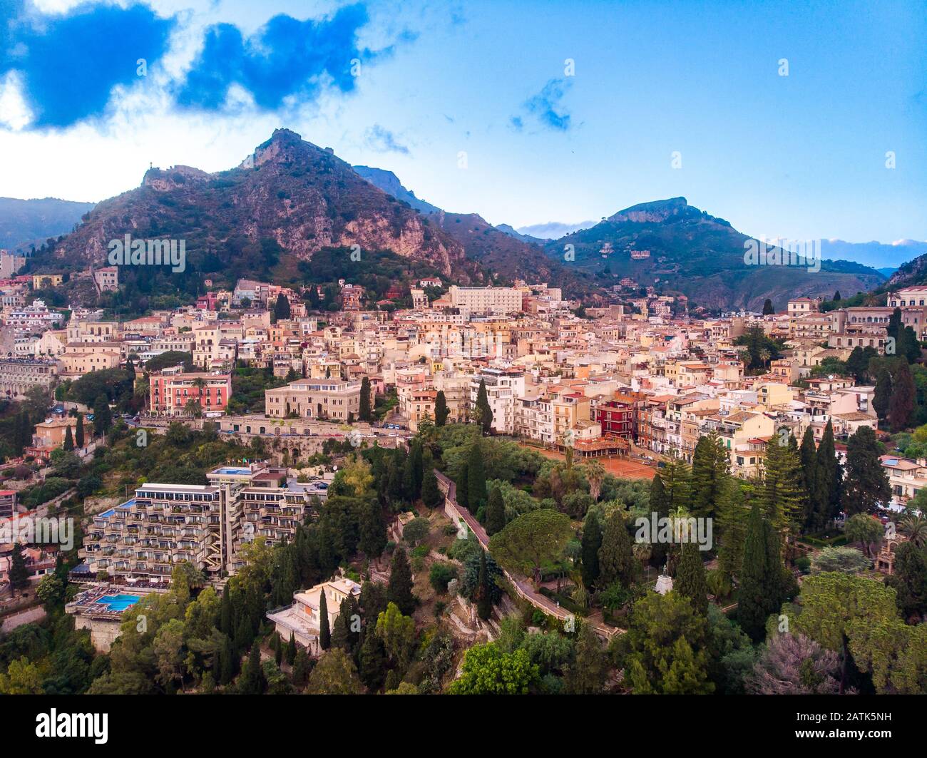 Panorama-Foto Sonnenuntergang Taormina, Sizilien Italien. Luftansicht von oben Stockfoto