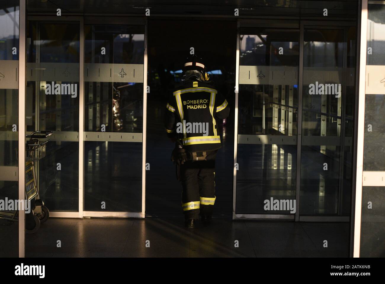 Madrid, Spanien. Februar 2020. Ein Feuerwehrmann ist auf dem internationalen Flughafen von Adolfo Suarez-Barajas in Madrid zu sehen.Nach fast fünf Stunden rund wegen Radschäden und dem linken Motor kurz nach dem Start machte das Flugzeug gegen 19.10 Uhr eine Notlandung in Barajas, wo es schließlich erfolgreich in Madrid landete. Credit: Sopa Images Limited/Alamy Live News Stockfoto