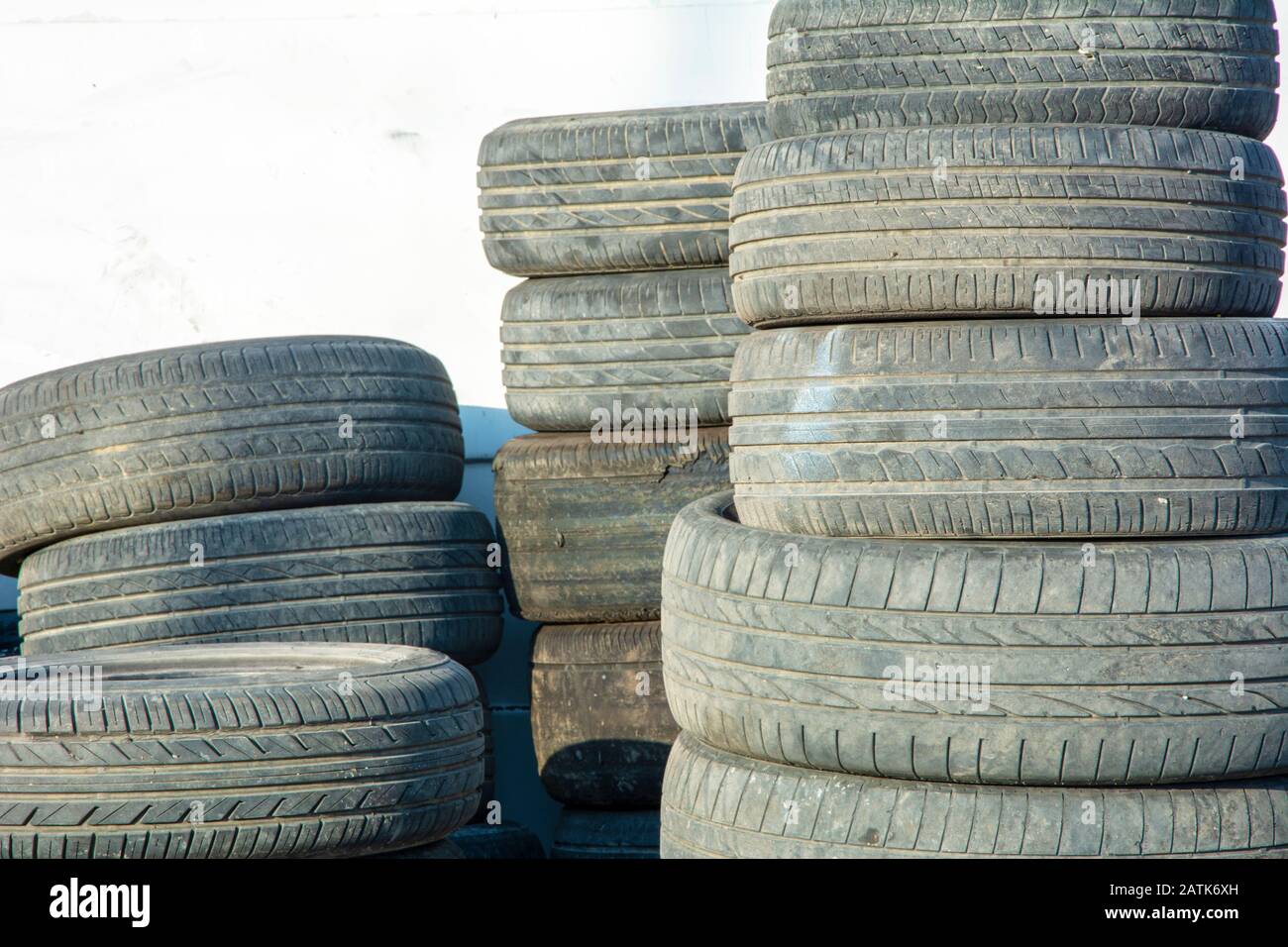 Stapel gebrauchte Autoräder Stockfoto