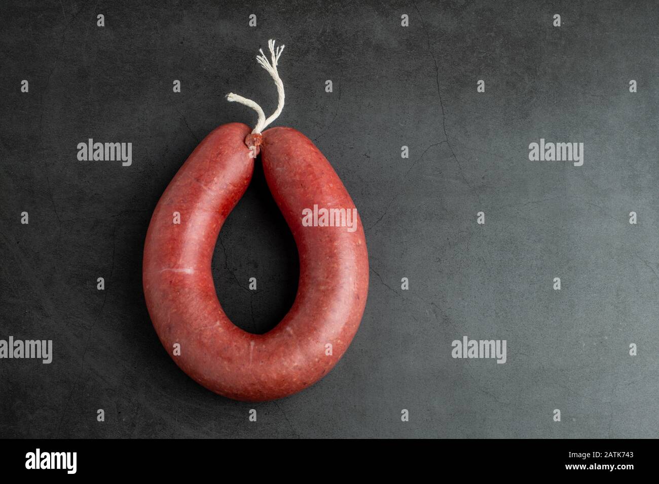 Türkische Wurstkangallwurst. Trocken würzige Wurst auf dunklem Steingrund. Stockfoto