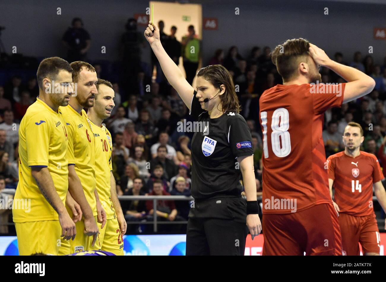 Brünn, Tschechien. Februar 2020. Schiedsrichter, Mitte, zeigt die gelbe Karte für Paulo Ferreira aus Rumänien, links, während der Elite-Runde, Gruppe D, Futsal-Weltcup-Quilifying Match Tschechien gegen Rumänien in Brünn, Tschechien, 3. Februar 2020. (L-R) Paulo Ferreira, Bogdan Covaci und Adrian Panzaru aus Rumänien, Tomas Vnuk und Jan Janovsky aus Tschechien. Credit: Vaclav Salek/CTK Photo/Alamy Live News Stockfoto