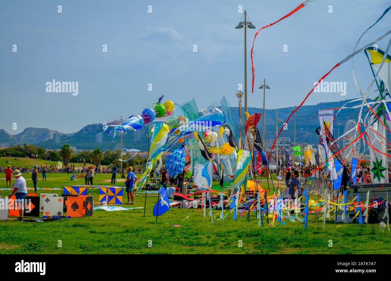 Marseille, Frankreich, 2019. September, Banner und Drachen zum Verkauf beim „Festival des Windes“ im Seaside Park Prado Stockfoto