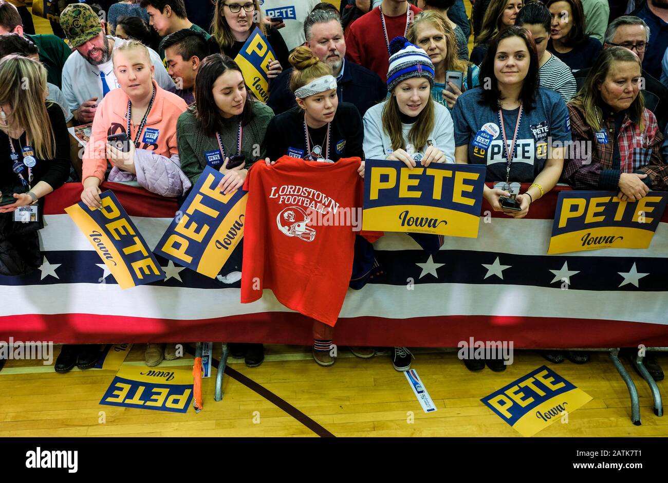 Des Moines, Vereinigte Staaten. Februar 2020. Anhänger des demokratischen Präsidentschaftskandidaten Pete Buttigieg versammeln sich an der Lincoln High School in des, Moines, um einen Wahlkampfstopp am Tag vor dem Caucus zu besuchen.Präsidentschaftskandidat Pete Buttigieg besuchte die Lincoln High School in des Moines, Iowa für einen Wahlkampfstopp am Tag vor den Iowa Caucuses, Mit seinen Anhängern zu sprechen und Fragen zu seiner Politik zu beantworten. Credit: Sopa Images Limited/Alamy Live News Stockfoto