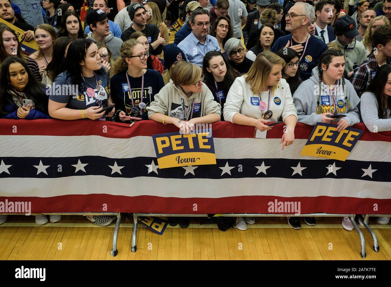 Des Moines, Vereinigte Staaten. Februar 2020. Anhänger des demokratischen Präsidentschaftskandidaten Pete Buttigieg versammeln sich an der Lincoln High School in des, Moines, um einen Wahlkampfstopp am Tag vor dem Caucus zu besuchen.Präsidentschaftskandidat Pete Buttigieg besuchte die Lincoln High School in des Moines, Iowa für einen Wahlkampfstopp am Tag vor den Iowa Caucuses, Mit seinen Anhängern zu sprechen und Fragen zu seiner Politik zu beantworten. Credit: Sopa Images Limited/Alamy Live News Stockfoto