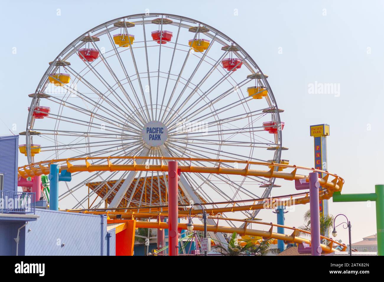 La, USA - 30. Oktober 2018: Pacific Park, Los Angeles, Santa Monica Pier während eines sonnigen heißen Oktobers Stockfoto