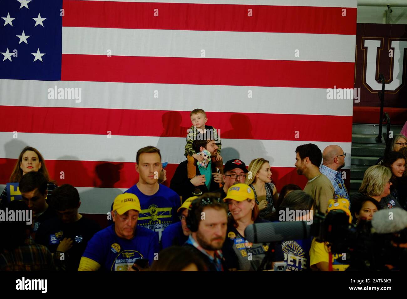 Des Moines, USA. Januar 2013. Anhänger des demokratischen Präsidentschaftskandidaten Pete Buttigieg versammeln sich an der Lincoln High School in des, Moines, um einen Wahlkampfstopp am Tag vor dem Caucus zu besuchen.Präsidentschaftskandidat Pete Buttigieg besuchte die Lincoln High School in des Moines, Iowa für einen Wahlkampfstopp am Tag vor den Iowa Caucuses, Mit seinen Anhängern zu sprechen und Fragen zu seiner Politik zu beantworten. Gutschrift: Matthew Hatcher/SOPA Images/ZUMA Wire/Alamy Live News Stockfoto