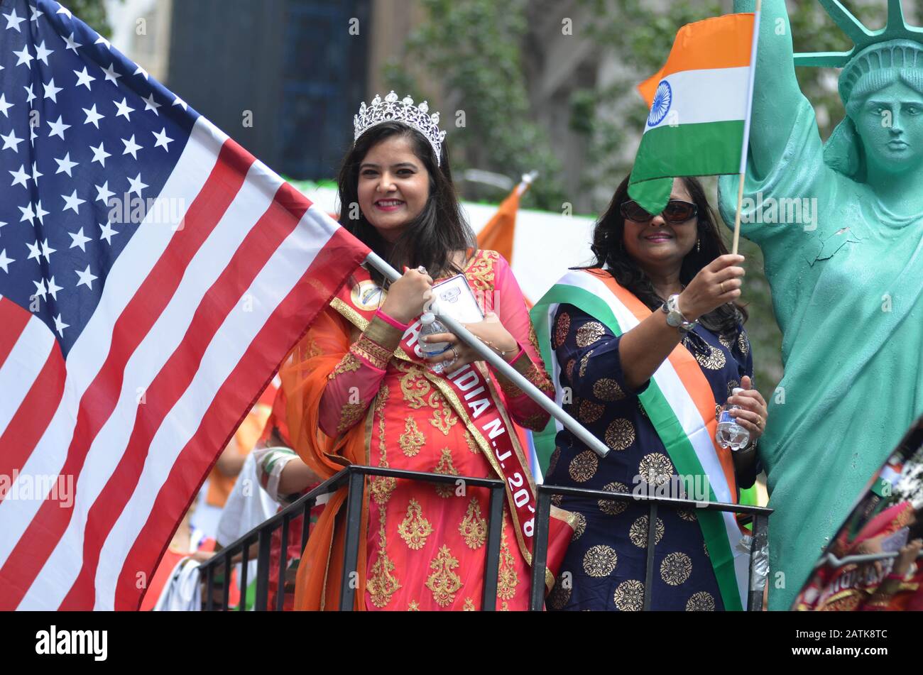 Frauen werden während der jährlichen Indian-Day-Parade in New York City am 18. August 2019 sowohl die US-amerikanische als auch die indische Flagge halten sehen. Stockfoto