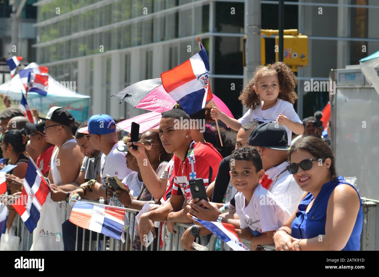 Ein junger Teilnehmer hält während der Dominikanischen Tag-Parade am 12. August 2018 in New York City eine Dominikanische Flagge. Stockfoto