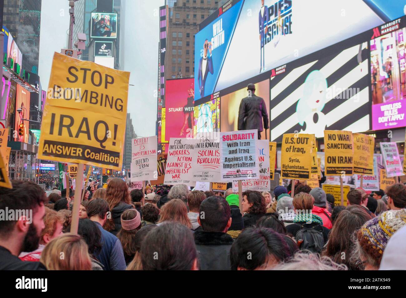 Demonstranten gingen auf Der Times Sq auf die Straßen von New York City, um gegen die Ermordung eines obersten iranischen General durch die Trump-Regierung am 04. Januar 2020 zu protestieren. Stockfoto