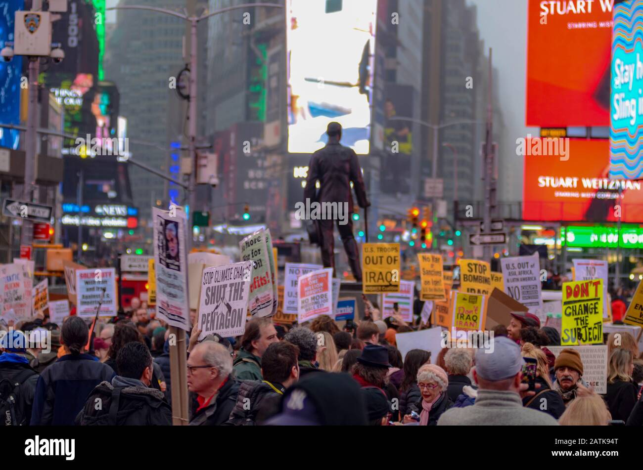 Demonstranten gingen auf Der Times Sq auf die Straßen von New York City, um gegen die Ermordung eines obersten iranischen General durch die Trump-Regierung am 04. Januar 2020 zu protestieren. Stockfoto