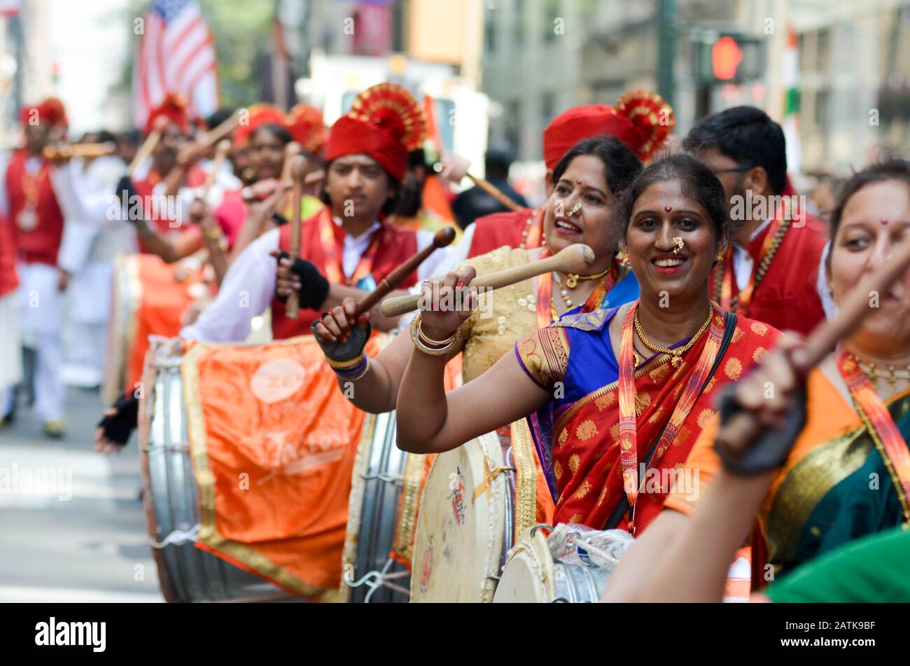 Frauen werden gesehen, wie sie Saree tragen, ein traditionelles Kleid während der jährlichen Parade zum indischen Tag entlang der 5th Avenue in New York City am 18. August 2019. Stockfoto