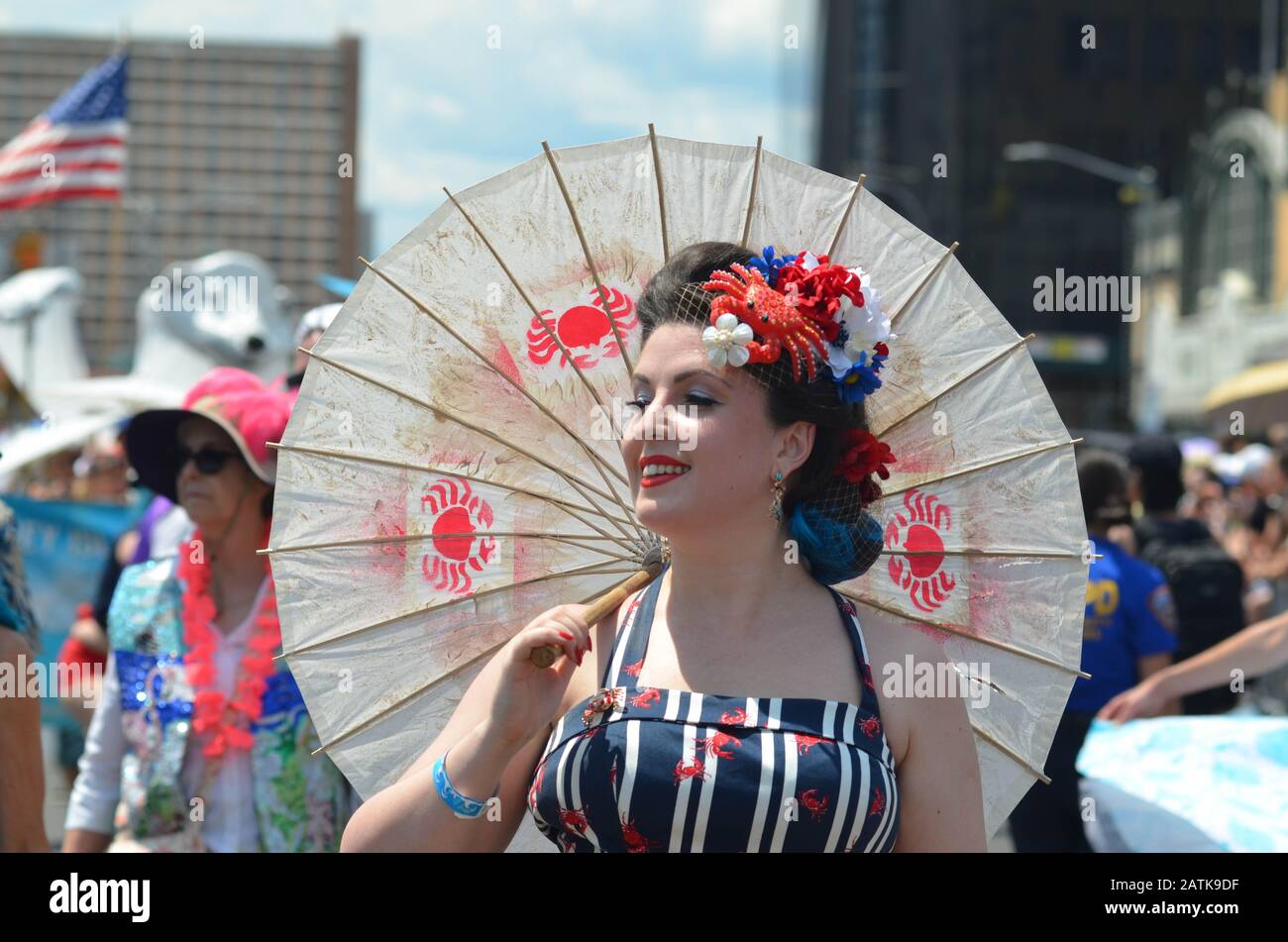 Während der jährlichen Mermaid Day Parade in Coney Island, Brooklyn am 22. Juni 2019 wird ein Teilnehmer für ein Foto posiert. Stockfoto