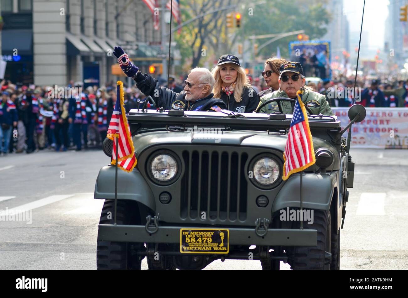 Die Teilnehmer werden während der jährlichen Veterans's Day Parade am 11. November 2019 in New York City geweht Stockfoto