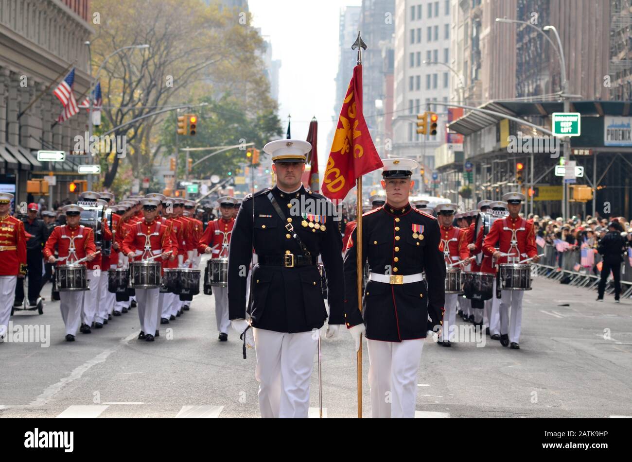 Soldaten werden während der Veteran's Day Parade in New York City am 11. November 2019 marschiert sehen. Stockfoto