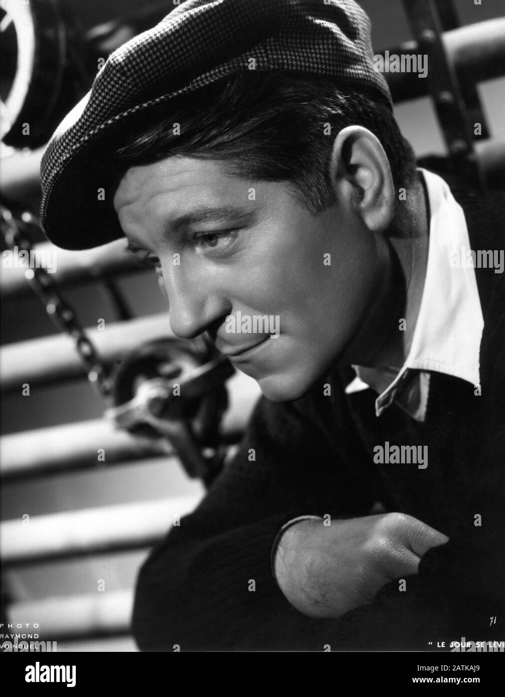 JEAN GABIN Publicity Porträt von RAYMOND VOINQUEL für LE JOUR SE LEVE / DAYBREAK 1939 Regisseur MARCEL CARNE Autor JACQUES PREVERT Productions Sigma / Les Films VOG Stockfoto