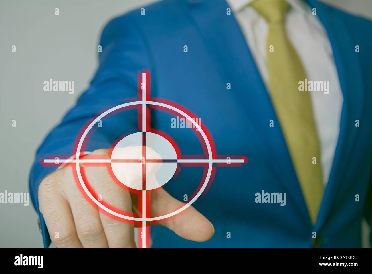 Geschäftsmann wählt die Schaltfläche "Dartboard" auf dem virtuellen Bildschirm, "Business Success Concept", "Target on Virtual Screen", "Map Pointer Navigation Concept", Stockfoto