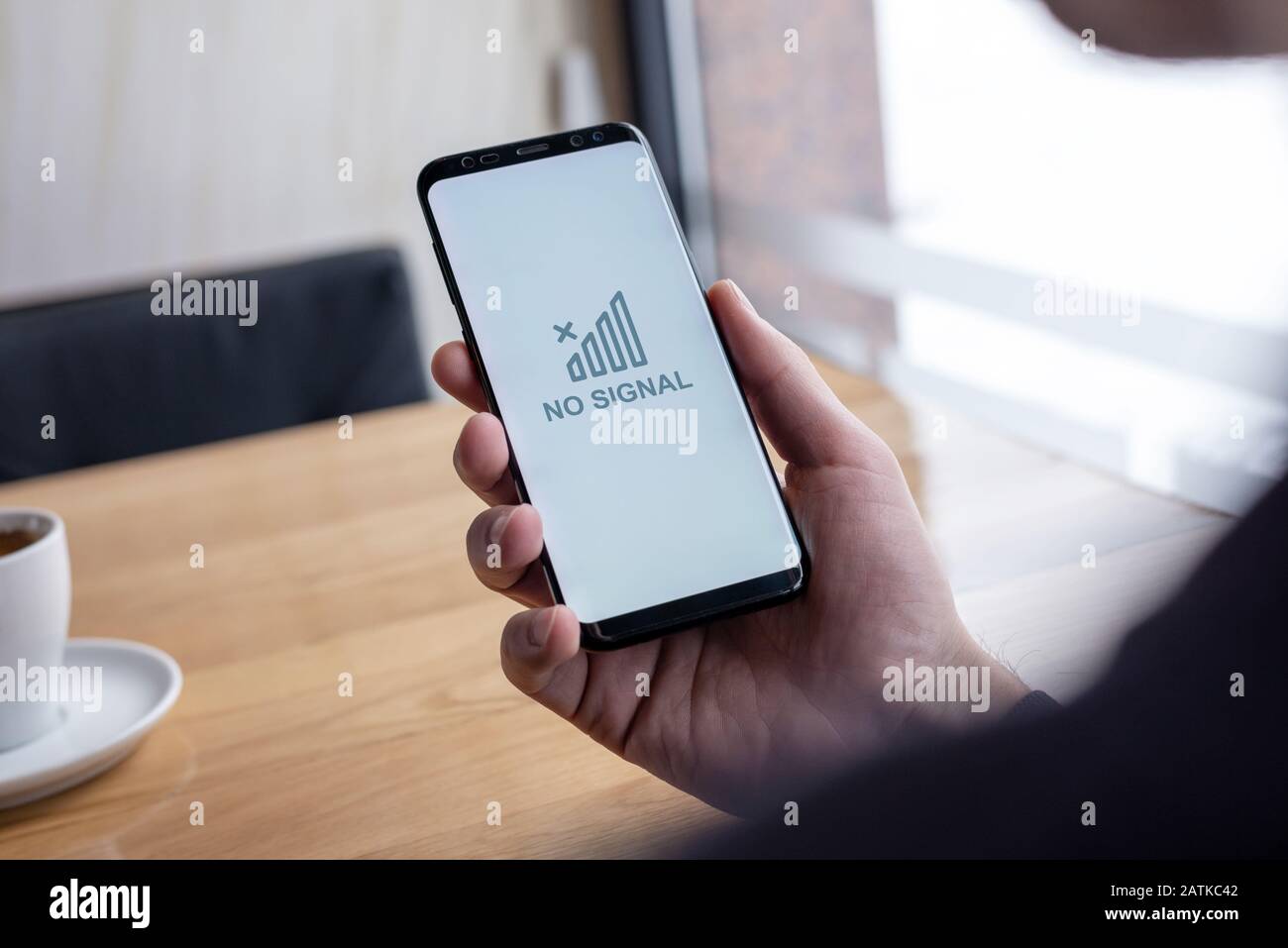 Kein Mobilfunksignal auf dem SMAR-Telefondisplay in der Hand des Mannes. Das Konzept des Verlusts von Mobilfunknetzen aufgrund eines Systemausfalls Stockfoto